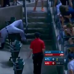 Freddie Freeman pone en peligro su físico para atrapar la bola