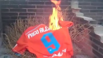 ¡Hinchas del Valencia queman la camiseta de Alcacer!