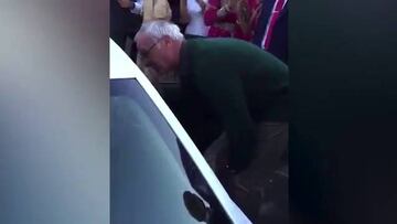 'Gentleman': Ranieri sale a felicitar a su vecina por su boda