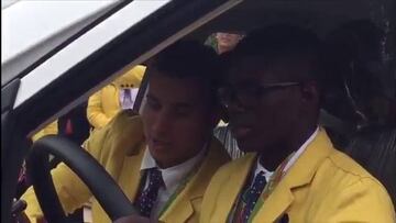 Carlos Ramírez le enseña a manejar a Yuberjen Martínez