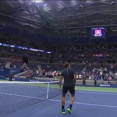 Nadal golpea el techo del estadio a petición del speaker