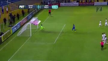 Larín marcó a lo panenka en El Salvador vs México