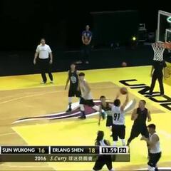 Un filipino de 17 años tapona a Curry: miren su reacción