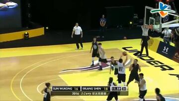 Un filipino de 17 años tapona a Curry: miren su reacción