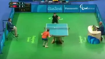 ¡Increíble la holandesa paralímpica de tenis de mesa!