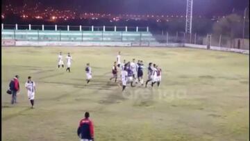 ¡Tremenda pelea termina con caballos policiales en cancha!