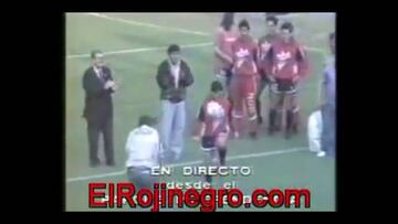 Primera práctica de Maradona en Newell's cumple 23 años