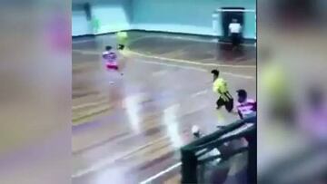 Ni Falcao ni Ricardinho pueden marcar este gol... Una pasada