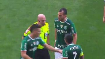 Árbitro de la final de Copa América empuja a jugador