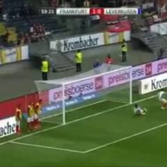 Chicharito fue Ronaldo: rompe la cadera al portero en el gol