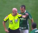 Héber Lopes explota y empuja a Dudu, jugador del Palmeiras