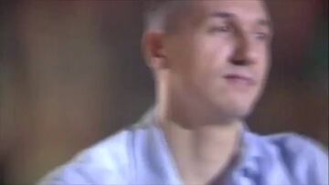 Pelos de punta en partido de baloncesto en Grecia