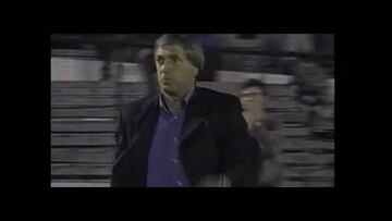 El d¨ªa que V¨ªctor Hugo festej¨® con un bander¨ªn ante Colo Colo