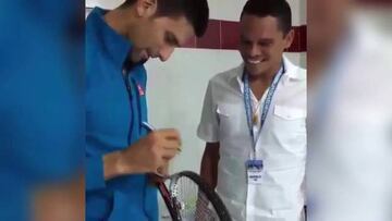 Bacca disfrutó como un niño: Nole le firmó una raqueta