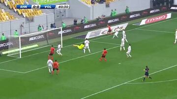 Será difícil encontrar un despeje de puños peor que este