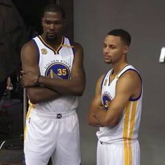 Steph Curry will stand for national anthem