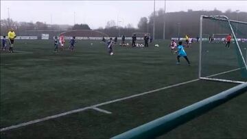 Es de otro mundo lo de este niño: tiene un aire a Messi