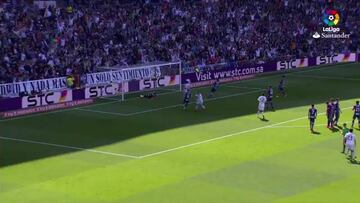 Cristiano rompió su gafe con las faltas con este 'churro' al Eibar