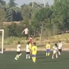 Cristiano Ronaldo, pasapelotas en el equipo de su hijo