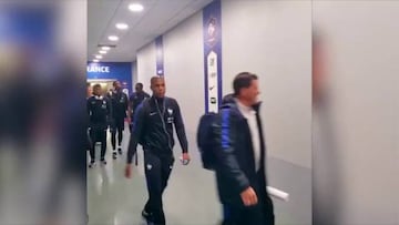 Pogba entra en el Stade de France... ¡peinando a Sissoko!