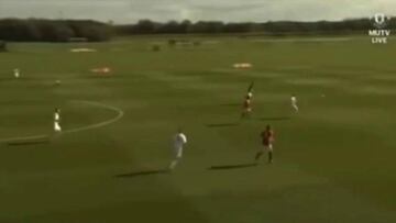 A lo Buffon: el terrible error de arquero juvenil del United