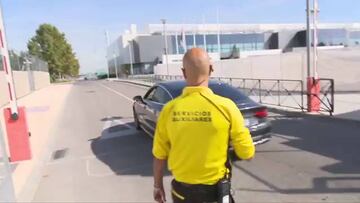 Real Madrid stars return to training and sign for waiting fans