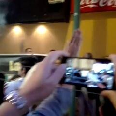 Unos 100 aficionados piden a Lopera que no firme el acuerdo