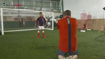 Alexis Sánchez y su sorpresa a pequeño hincha del Arsenal