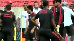 Anderson, ex del United, a combos con un compañero