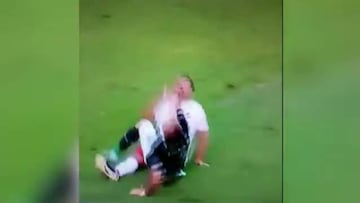 Synchronised simulation as two players take a dive together