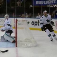 Anota un gol, se emociona y lo celebra con... el árbitro