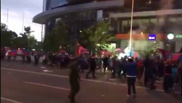 Hinchas de la U hicieron su Banderazo en hotel de concentración