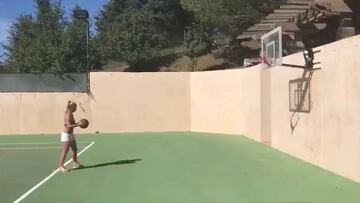 Así juega Britney Spears al baloncesto