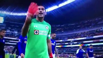 Cruz Azul respalda a Jesús Corona y señala a camarógrafo