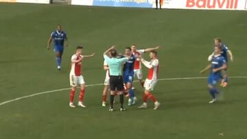 Dos jugadores son expulsados a la vez por hacer la misma entrada