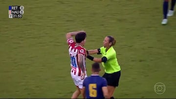 Este jugador intenta agredir a la árbitra por expulsarlo