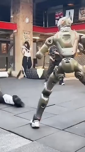 El jefe como saco de boxeo: crean un robot de combate y éste le suelta una brutal patada al CEO de la empresa