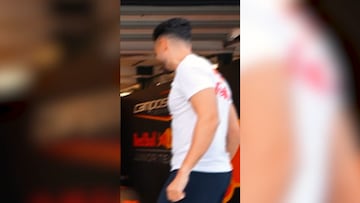 Dejan probar un Red Bull al popular YouTuber TheGrefg siguiendo al piloto Pepe Martí