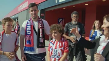 ‘La que se avecina’ dice adiós a Vicente con Amador esparciendo sus cenizas por el estadio del Atleti