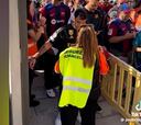 Un aficionado intenta entrar con la camiseta del Madrid a Montjuïc y se la tiran a la basura