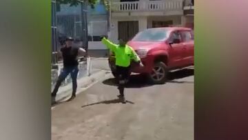 Un árbitro para un partido de barrio y se sale del campo: lo que ocurre ha desatado las risas en Twitter