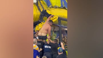 Casi desnudo, enganchado con un alambre y a punto de desfallecer: pura agonía