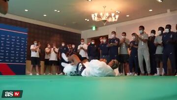 Keylor Navas impresiona a sus compa?eros con sus habilidades practicando judo