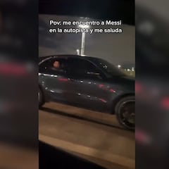 Imaginen encontrarse a Messi en plena la autopista y les pase esto: tremendo lo de estos fans