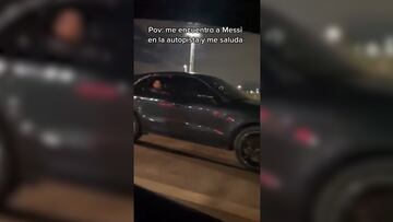 Imaginen encontrarse a Messi en plena la autopista y les pase esto: tremendo lo de estos fans