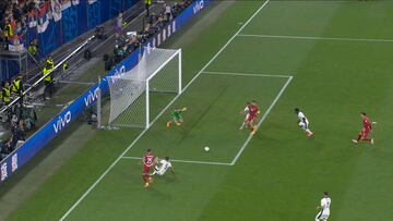 La jugada de la pol¨¦mica: Serbia reclam¨® penalti en esta jugada