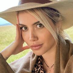 Wanda Nara se besa en un directo con un cantante 13 años menor que ella