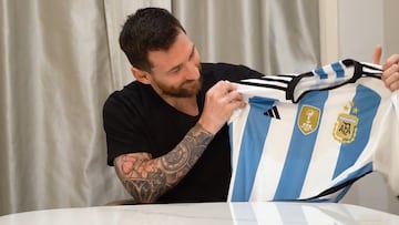 El momento es único: Messi se emociona al ver la tercera estrella por primera vez