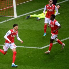 Así juega Hugo Ekitike: la perla francesa por la que el Madrid se ha metido en la puja