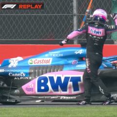 Rabia desbordada: la secuencia de Alonso saliendo de su Alpine averiado nunca vista